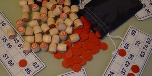 Fra pladen fuld til tallerkenen tom: Når bingo møder stegt flæsk
